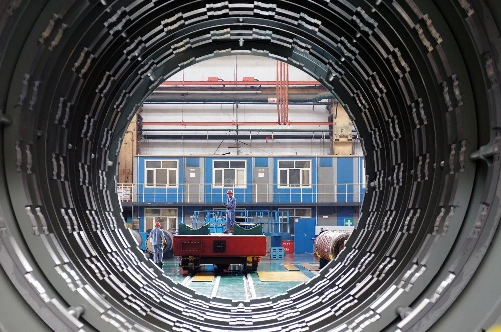 △2023年8月31日，工人在哈電集團(tuán)哈爾濱電機廠有限責(zé)任公司的水電分廠重型車間作業(yè)。