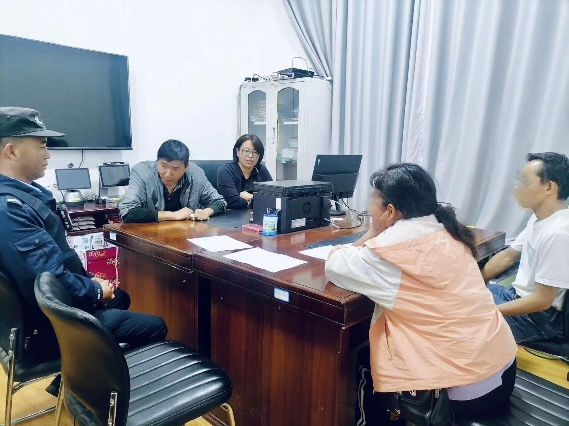 2023年8月4日，和立峰（左二）在調(diào)解一起家庭婚姻糾紛。受訪者供圖