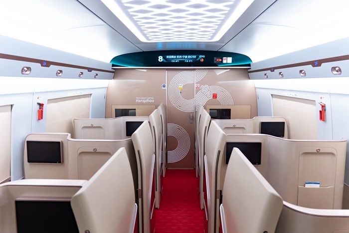 復(fù)興號(hào)亞運(yùn)智能動(dòng)車組列車。上海鐵路局融媒體中心供圖