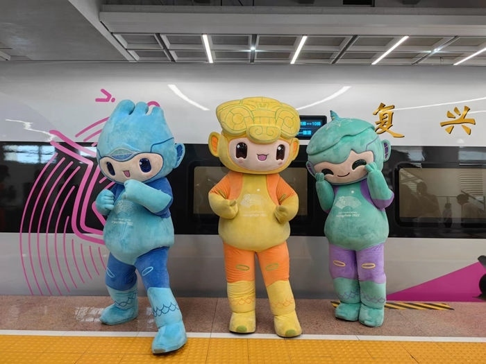 復(fù)興號(hào)亞運(yùn)智能動(dòng)車組列車車廂。上海鐵路局融媒體中心供圖