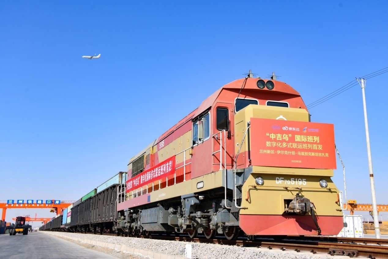 2023年3月9日，蘭州新區(qū)首趟數(shù)字化“中吉烏”國際多式聯(lián)運(yùn)貨運(yùn)班列發(fā)車。蘭州新區(qū)黨工委辦公室供圖