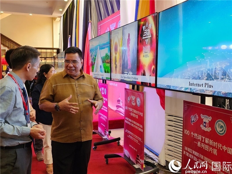 圖為菲律賓國(guó)家圖書(shū)館館長(zhǎng)阿德里亞諾參觀新時(shí)代中國(guó)圖片展。人民網(wǎng)記者樊帆攝