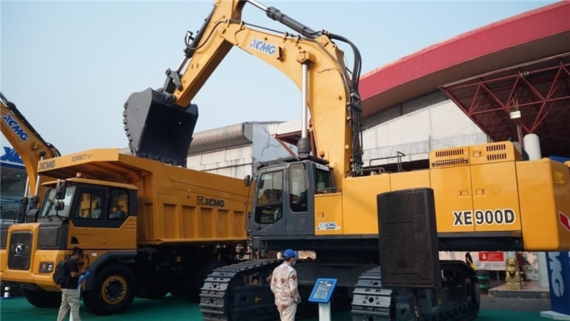 徐工集團展出的90噸礦用挖掘機與80噸自卸車。石偉攝影