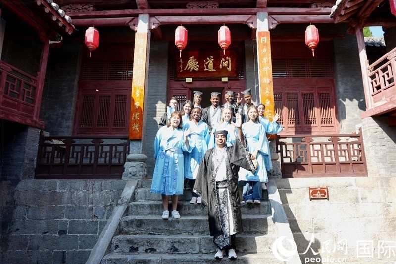 圖為選手們?cè)诤?huì)書院內(nèi)合影留念。人民網(wǎng) 盧鵬宇攝