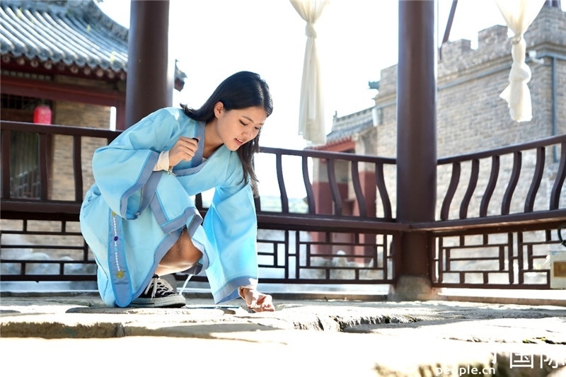 圖為選手在“曲水流觴亭”將“桃心”蠟燭放入渠中。人民網(wǎng) 盧鵬宇攝