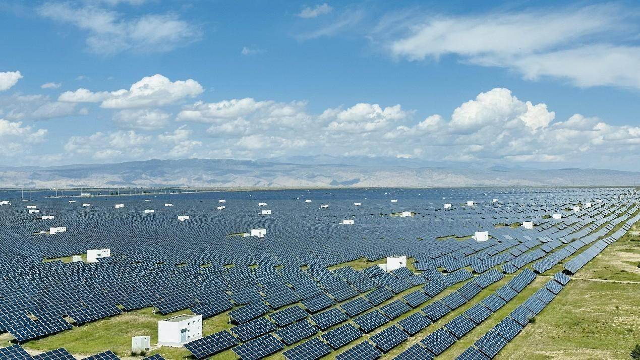 遠眺青海省海南州光伏發(fā)電園區(qū)。人民網(wǎng) 劉沛然攝
