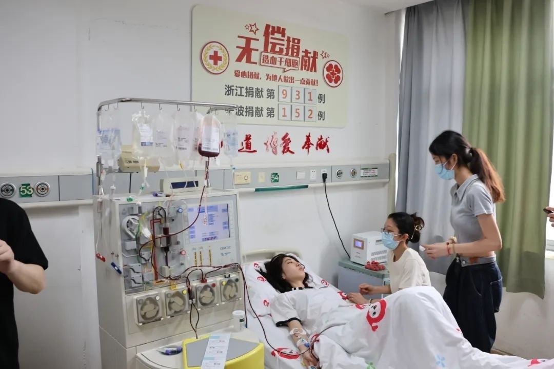 陸冰冰（右三）捐獻185毫升造血干細胞。受訪者供圖