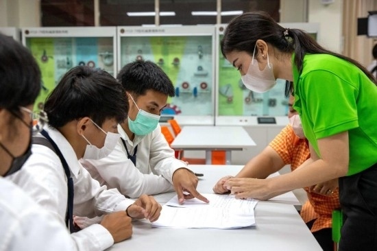 3月14日，在泰國大城府大城技術(shù)學(xué)院魯班工坊，教師（右一）給學(xué)生上課。新華社記者 王騰 攝