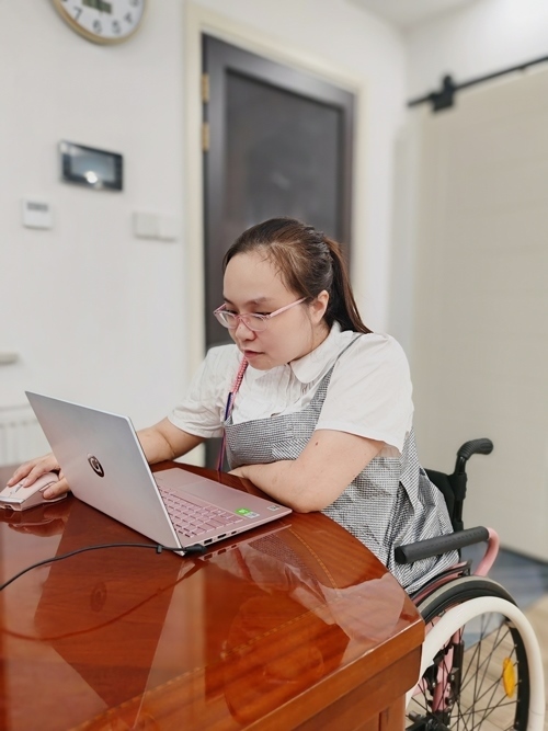 杜誠誠在準備電影講解稿。 魏涵玉攝