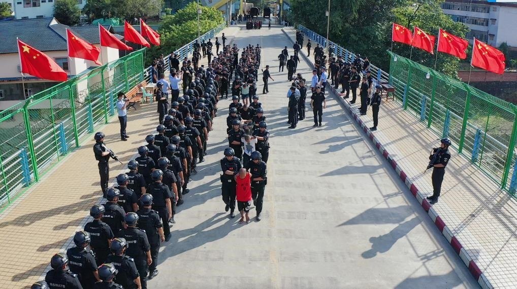 圖為涉詐犯罪嫌疑人移交我方。