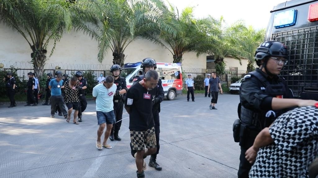 圖為涉詐犯罪嫌疑人移交我方。