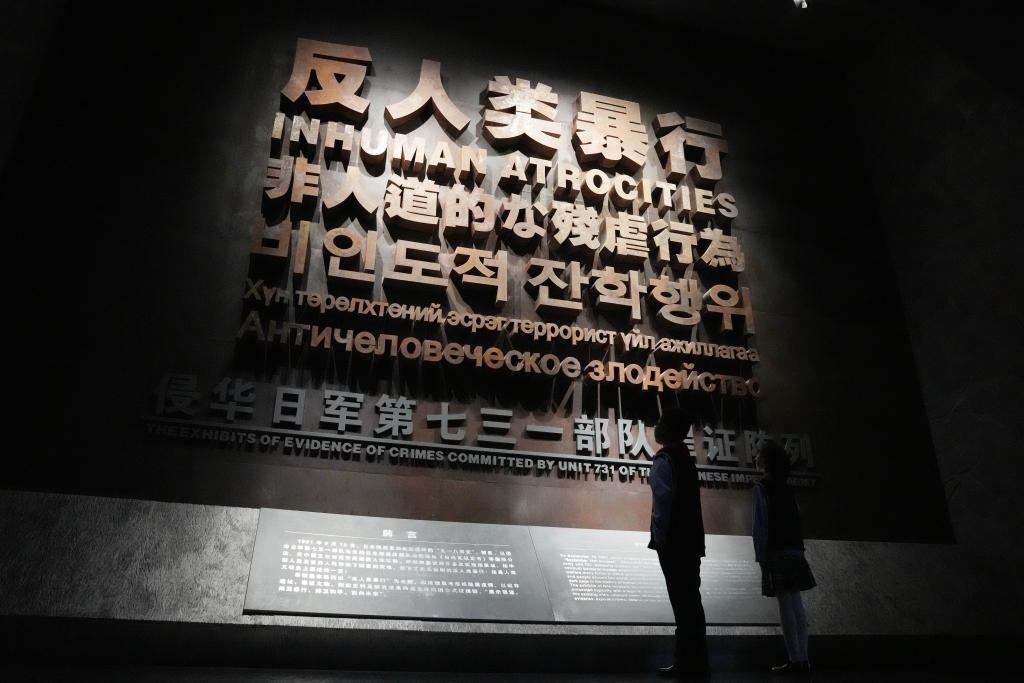 9月18日，青少年在侵華日軍第七三一部隊罪證陳列館內參觀。新華社記者 王建威 攝