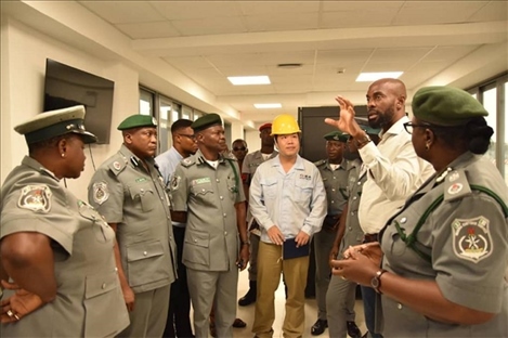 萊基港員工向海關(guān)工作人員講解掃描儀使用方法。受訪者供圖