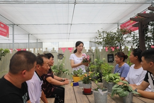 李敏向村民講授花木直播經(jīng)驗(yàn)。受訪者供圖