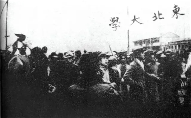 △東北大學(xué)學(xué)生走在一二·九請愿游行隊伍最前列。