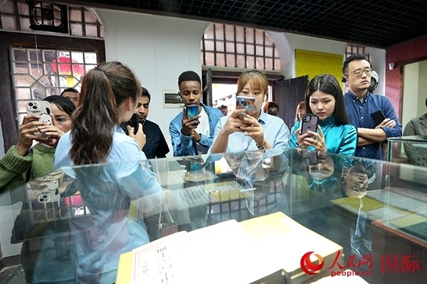 選手們認真聆聽導(dǎo)游講解。人民網(wǎng) 盧鵬宇攝