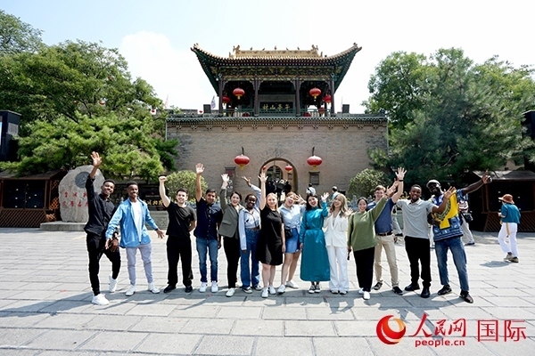 選手們在御書樓前合影。人民網(wǎng) 盧鵬宇攝