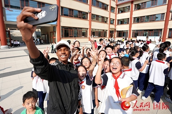 選手和學(xué)生們合影。人民網(wǎng) 盧鵬宇攝