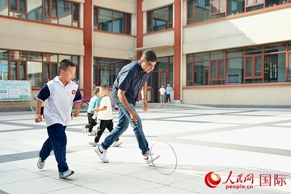 來自巴基斯坦的沙杰在滾鐵環(huán)。人民網(wǎng) 盧鵬宇攝