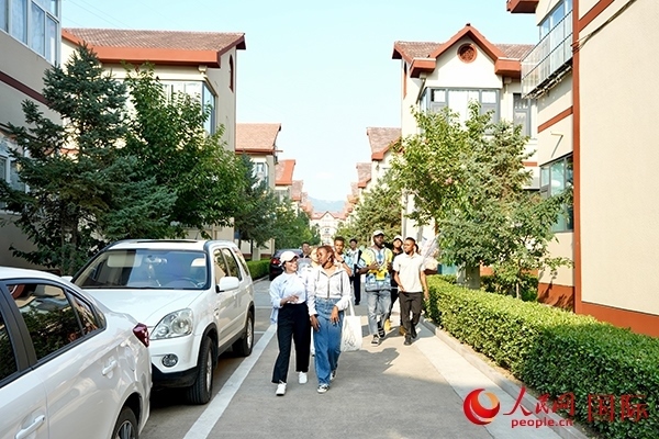 選手們在皇城村參觀。人民網(wǎng) 盧鵬宇攝