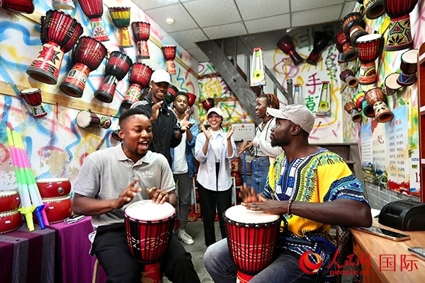 選手們敲起非洲鼓。人民網(wǎng) 盧鵬宇攝