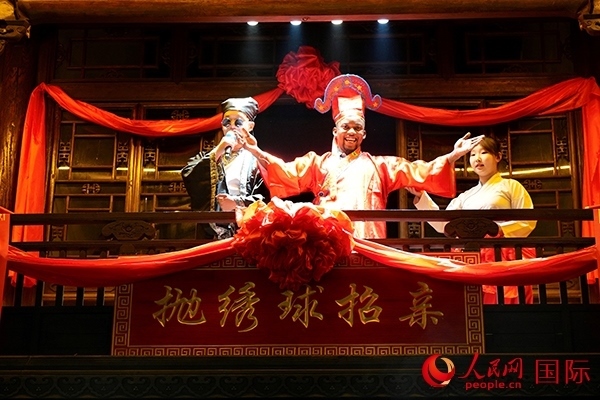 拋繡球。人民網 盧鵬宇攝