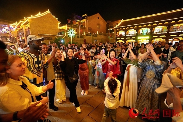 選手們和演員們一起舞蹈。人民網 盧鵬宇攝