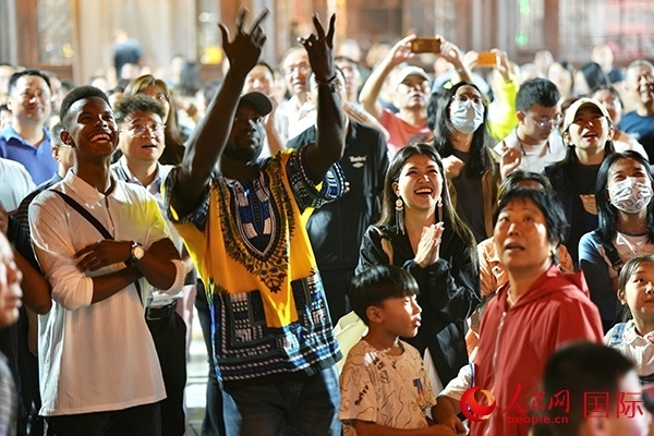 選手體驗古城巡游。人民網 盧鵬宇攝