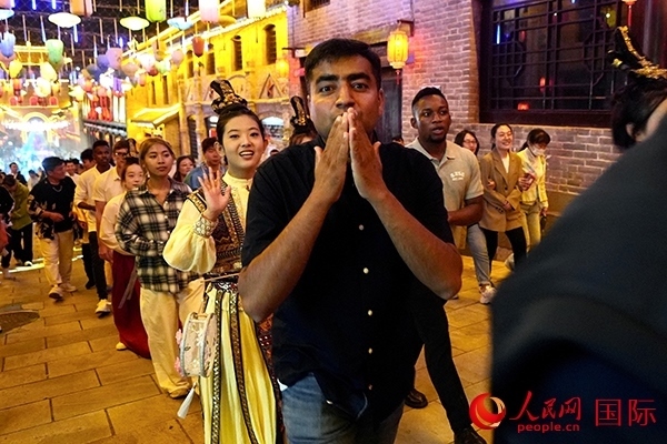 選手體驗古城巡游。人民網 盧鵬宇攝