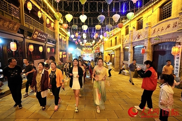 選手體驗古城巡游。人民網 盧鵬宇攝