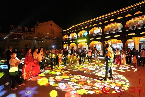 選手們和演員們一起載歌載舞。人民網 盧鵬宇攝