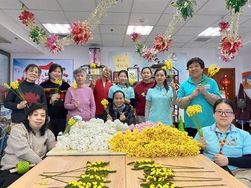 唐占鑫帶領(lǐng)團(tuán)隊(duì)為2022年北京冬奧會和冬殘奧會制作頒獎(jiǎng)花束。受訪者供圖