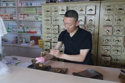 馬啟紅為病患精心配藥。受訪者供圖