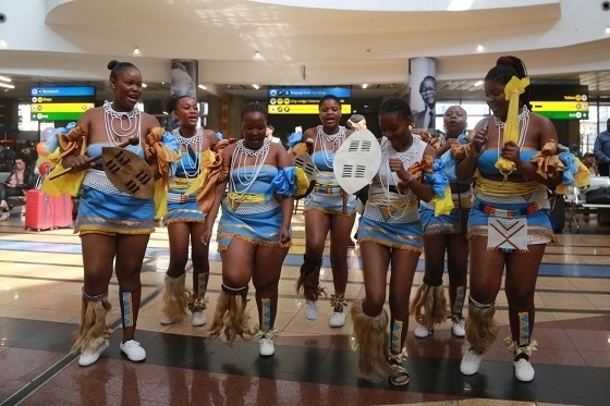 當(dāng)?shù)孛癖姎g迎中國旅行團(tuán)。北青旅提供