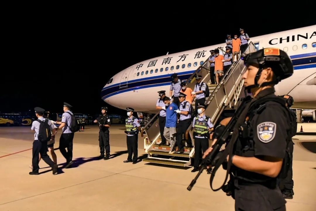 153名實(shí)施跨境裸聊敲詐的犯罪嫌疑人從印度尼西亞被押解回國(guó)。公安部供圖