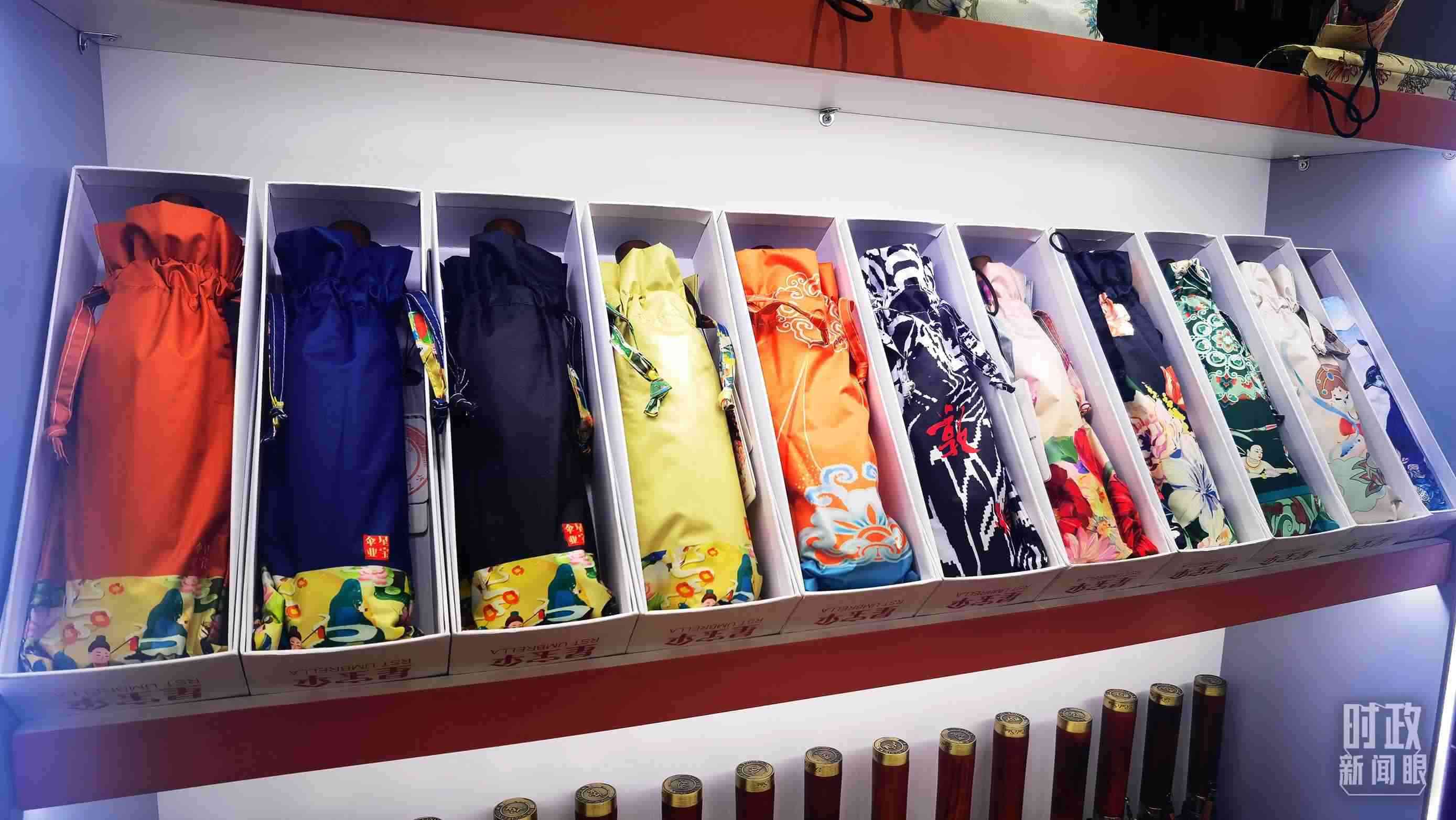 △商貿(mào)城內(nèi)的一家傘鋪，貨架上擺放著包裝精美的雨傘。（總臺(tái)央視記者范學(xué)禹拍攝）