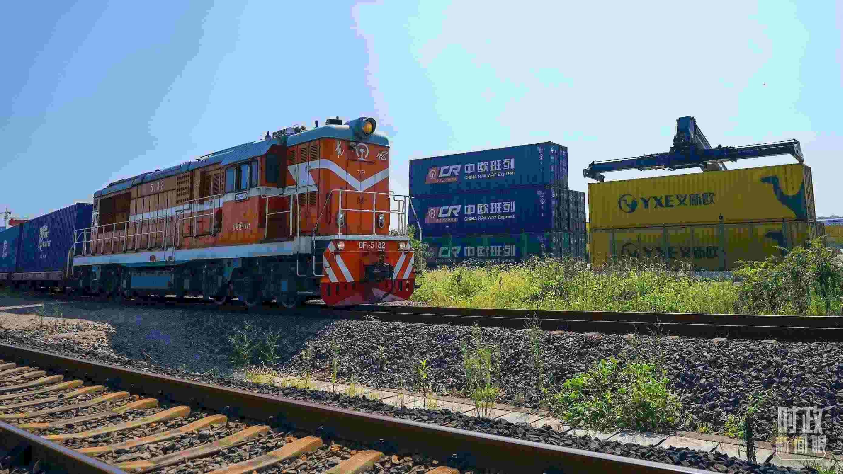 △“義新歐”先后開(kāi)通了18條點(diǎn)對(duì)點(diǎn)的班列主線(xiàn)，業(yè)務(wù)范圍輻射50多個(gè)國(guó)家和160多個(gè)城市。（總臺(tái)國(guó)廣記者李晉拍攝）