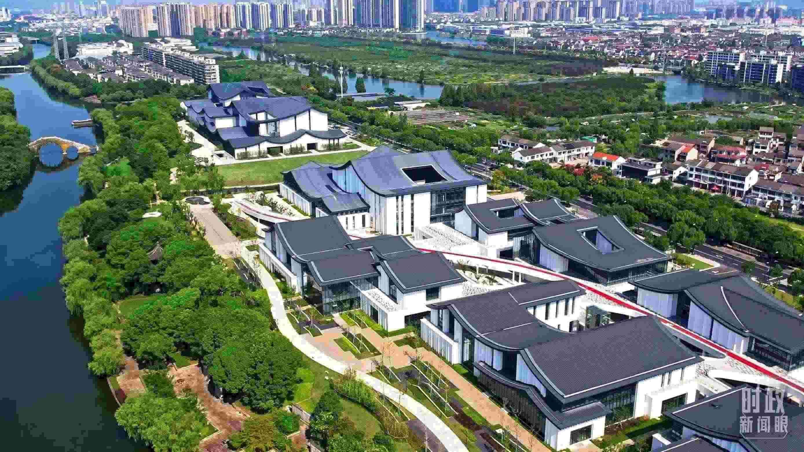 △臨河而建的浙東運(yùn)河文化園。（總臺(tái)央視記者范凱拍攝）