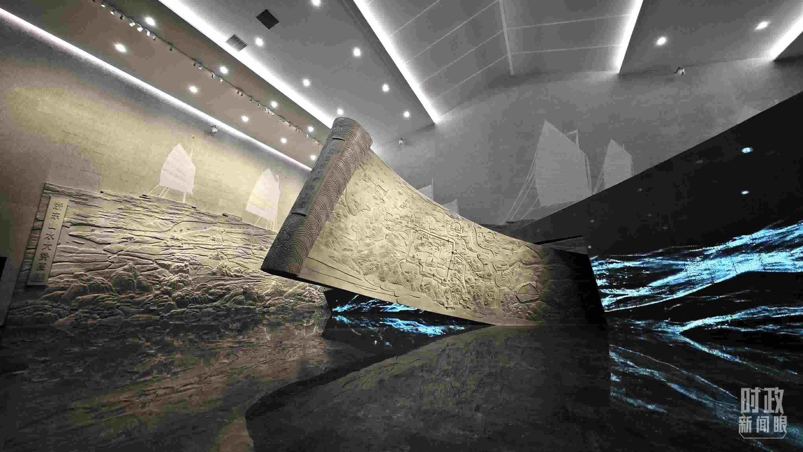 △博物館內(nèi)的《浙東運(yùn)河水利形勝圖》《浙東山水大勢(shì)圖》浮雕。（總臺(tái)央視記者彭漢明拍攝）
