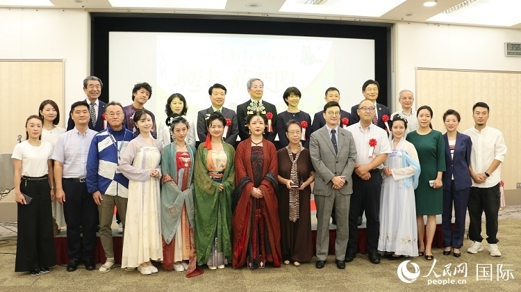 與會(huì)人員合影留念。人民網(wǎng) 許可攝