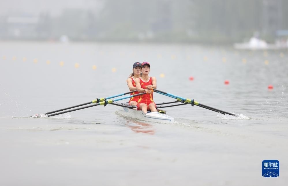 9月24日，鄒佳琪（左）/邱秀萍在決賽中。新華社記者 賈浩成 攝