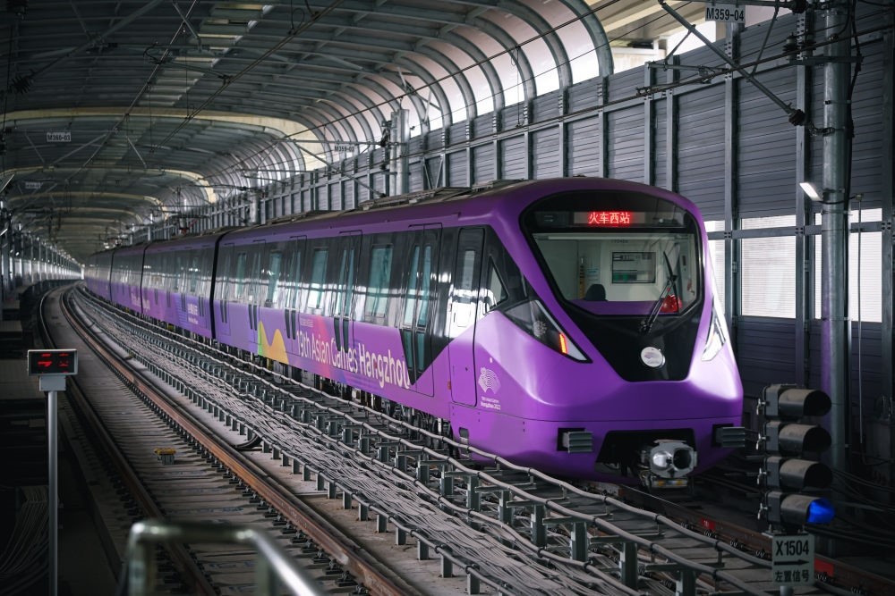 從杭州火車西站出發(fā)，地鐵19號(hào)線貫穿杭州火車東站、杭州蕭山機(jī)場(chǎng)，“亞運(yùn)號(hào)”地鐵專列運(yùn)行在這條線路上。