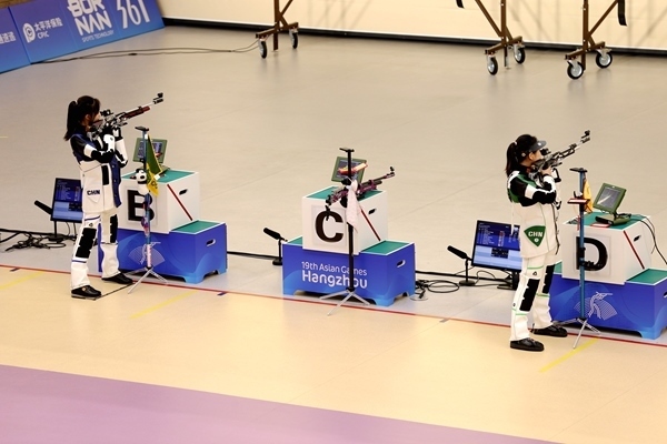 黃雨婷(左)、韓佳予在女子10米氣步槍個(gè)人賽比賽中。人民網(wǎng)記者 胡雪蓉?cái)z