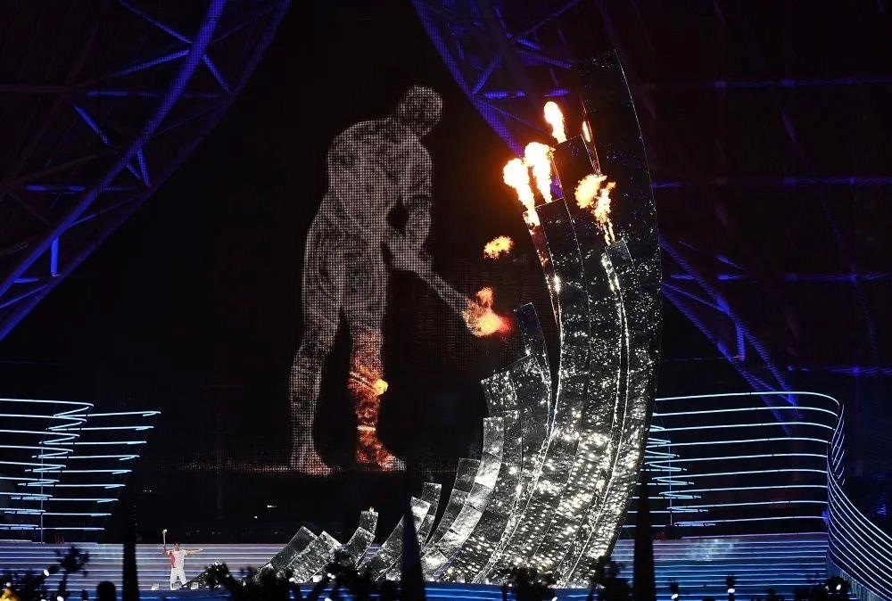 △“數(shù)字火炬手”點燃象征亞洲大團結(jié)的亞運之火。