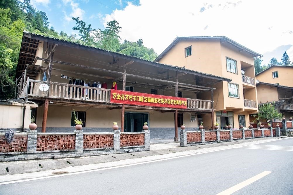 這是8月28日拍攝的危房改造后的村民張劍峰家。新華社記者 唐奕 攝