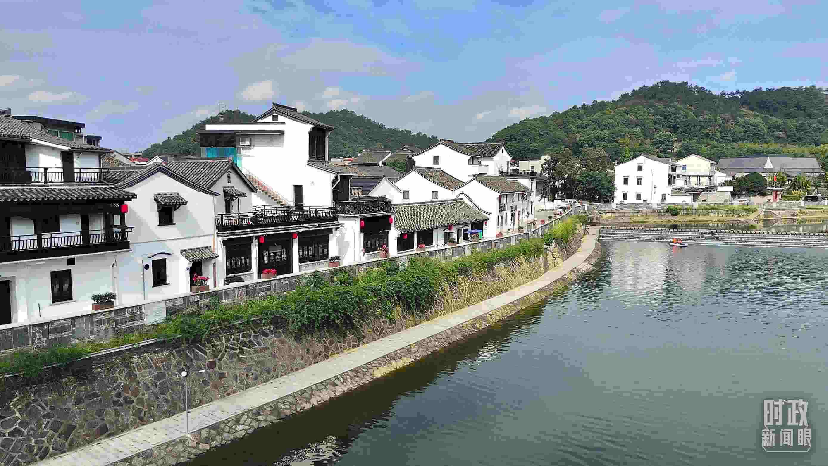 △“楓橋經(jīng)驗”發(fā)源地諸暨市楓橋鎮(zhèn)。（總臺央視記者楊立峰拍攝）