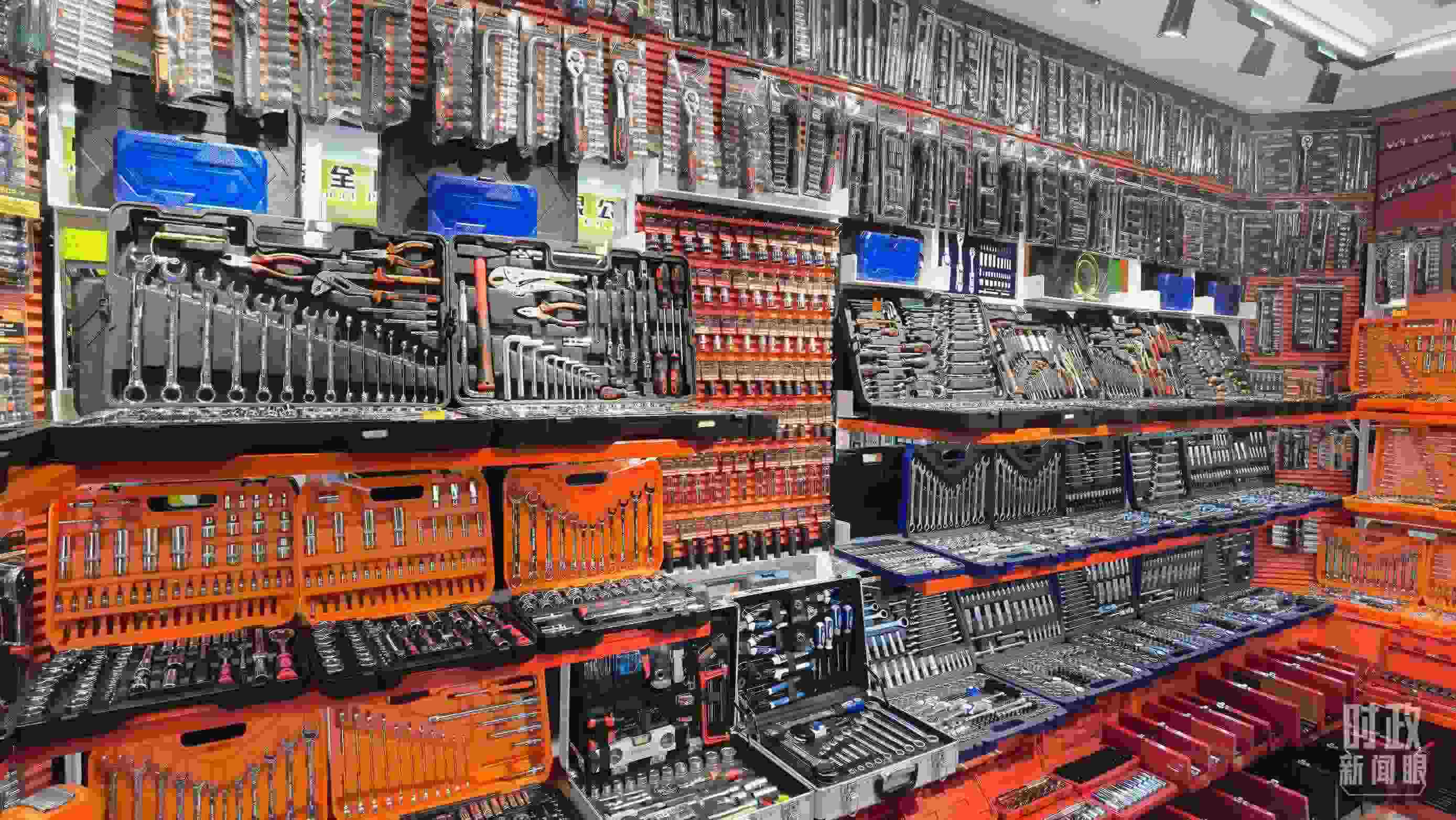 △義烏國際商貿(mào)城內(nèi)的一家五金店，貨品豐富。（總臺央視記者石丞拍攝）