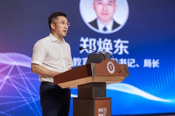  溫州市教育局黨委書記、局長鄭煥東講話。溫州市教育局供圖