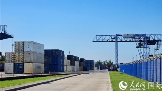  布列斯特北站，堆滿了來自中國的貨物。人民網(wǎng)記者 王震攝