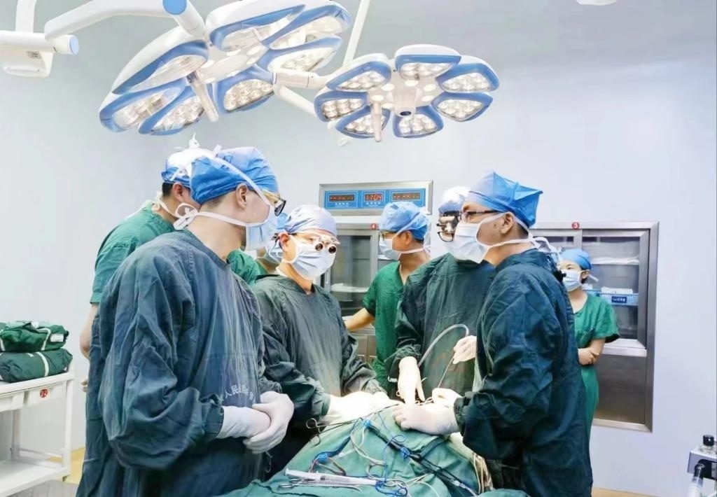 浙江省人民醫(yī)院畢節(jié)醫(yī)院的醫(yī)師團(tuán)隊(duì)正在為患者李老伯進(jìn)行手術(shù)。（王磊波 攝 新華社發(fā)）